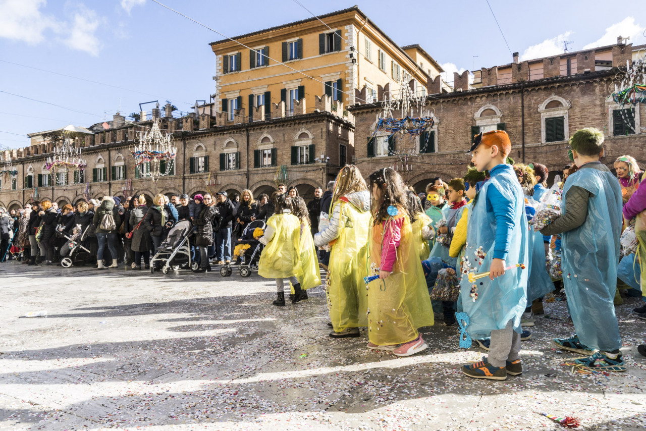 Regina Carnevale apre la kermesse con le scuole